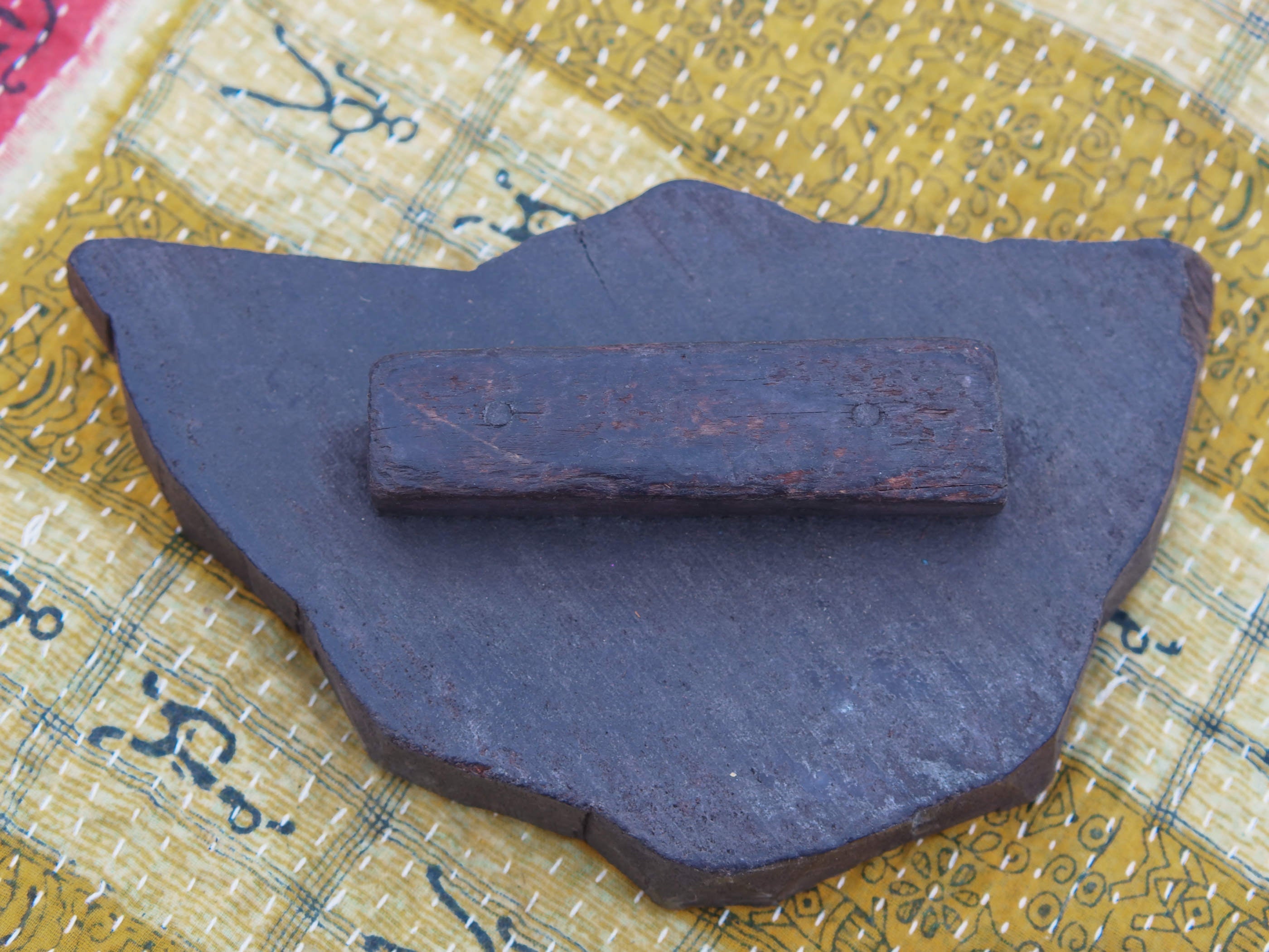 Vecchio timbro artigianale in legno per tessuti usato in India per la tradizionale lavorazione print block. Ricavato da un unico pezzo di legno intagliato.  Dimensioni 24x15 h5cm