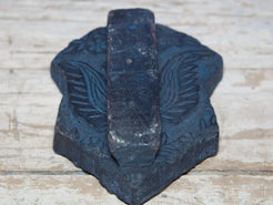 Vecchio timbro artigianale in legno per tessuti usato in India per la tradizionale lavorazione print block. Ricavato da un unico pezzo di legno intagliato.  Dimensioni 15x22 h5cm