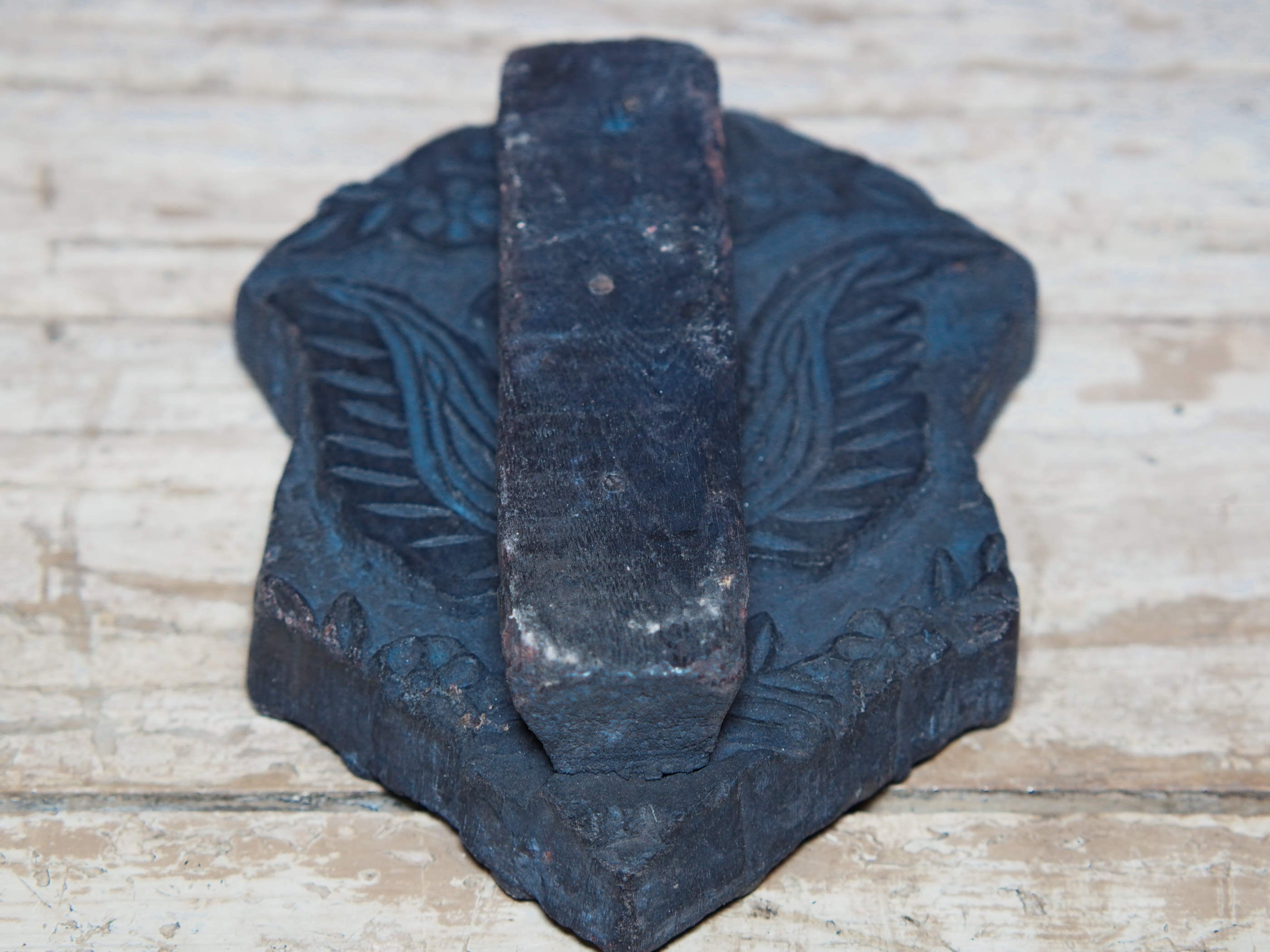 Vecchio timbro artigianale in legno per tessuti usato in India per la tradizionale lavorazione print block. Ricavato da un unico pezzo di legno intagliato.  Dimensioni 15x22 h5cm