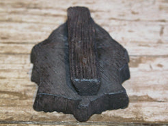 Vecchio timbro artigianale in legno per tessuti usato in India per la tradizionale lavorazione print block. Ricavato da un unico pezzo di legno intagliato.  Dimensioni 15x22 h5cm