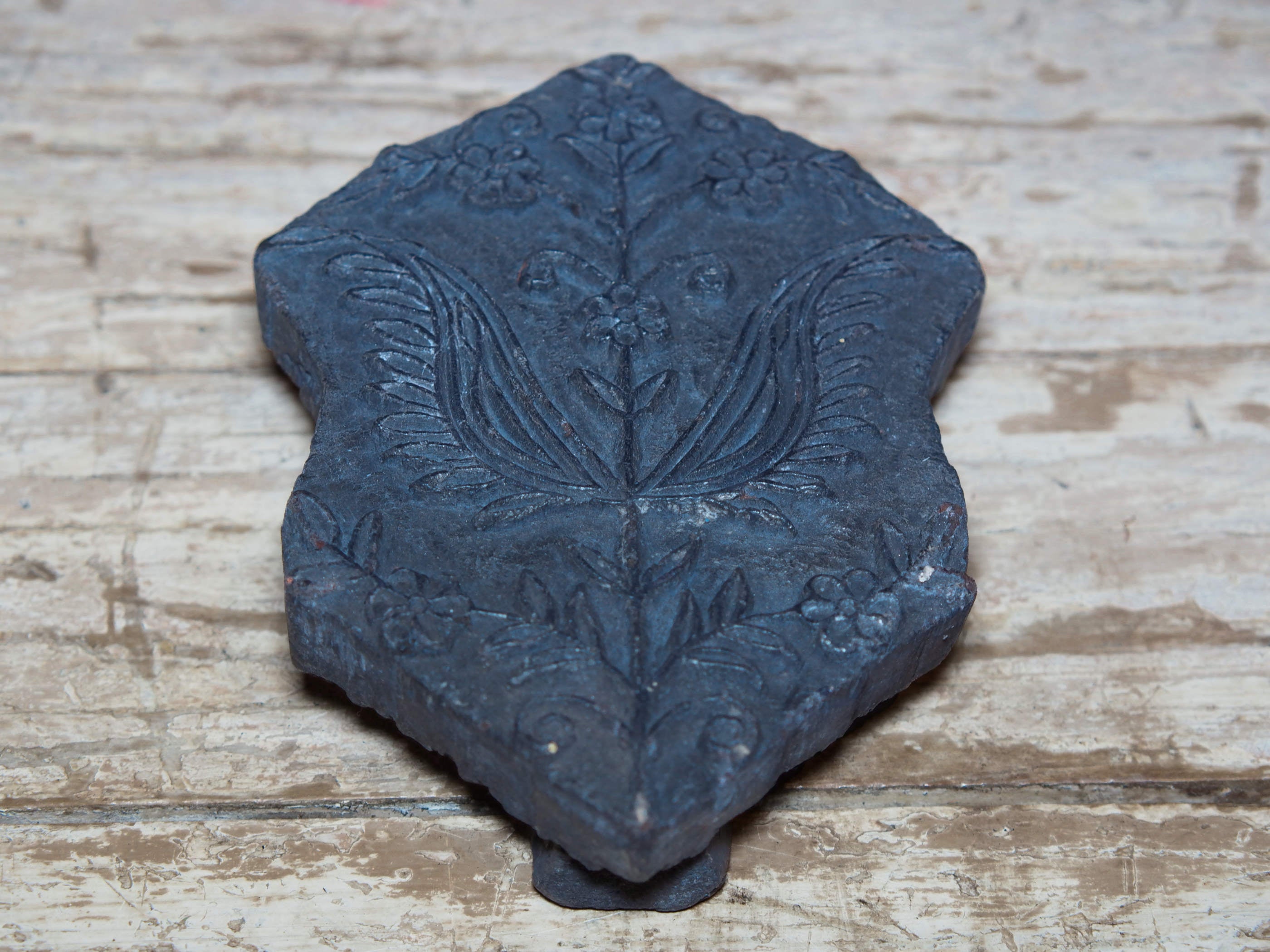 Vecchio timbro artigianale in legno per tessuti usato in India per la tradizionale lavorazione print block. Ricavato da un unico pezzo di legno intagliato.  Dimensioni 15x22 h5cm
