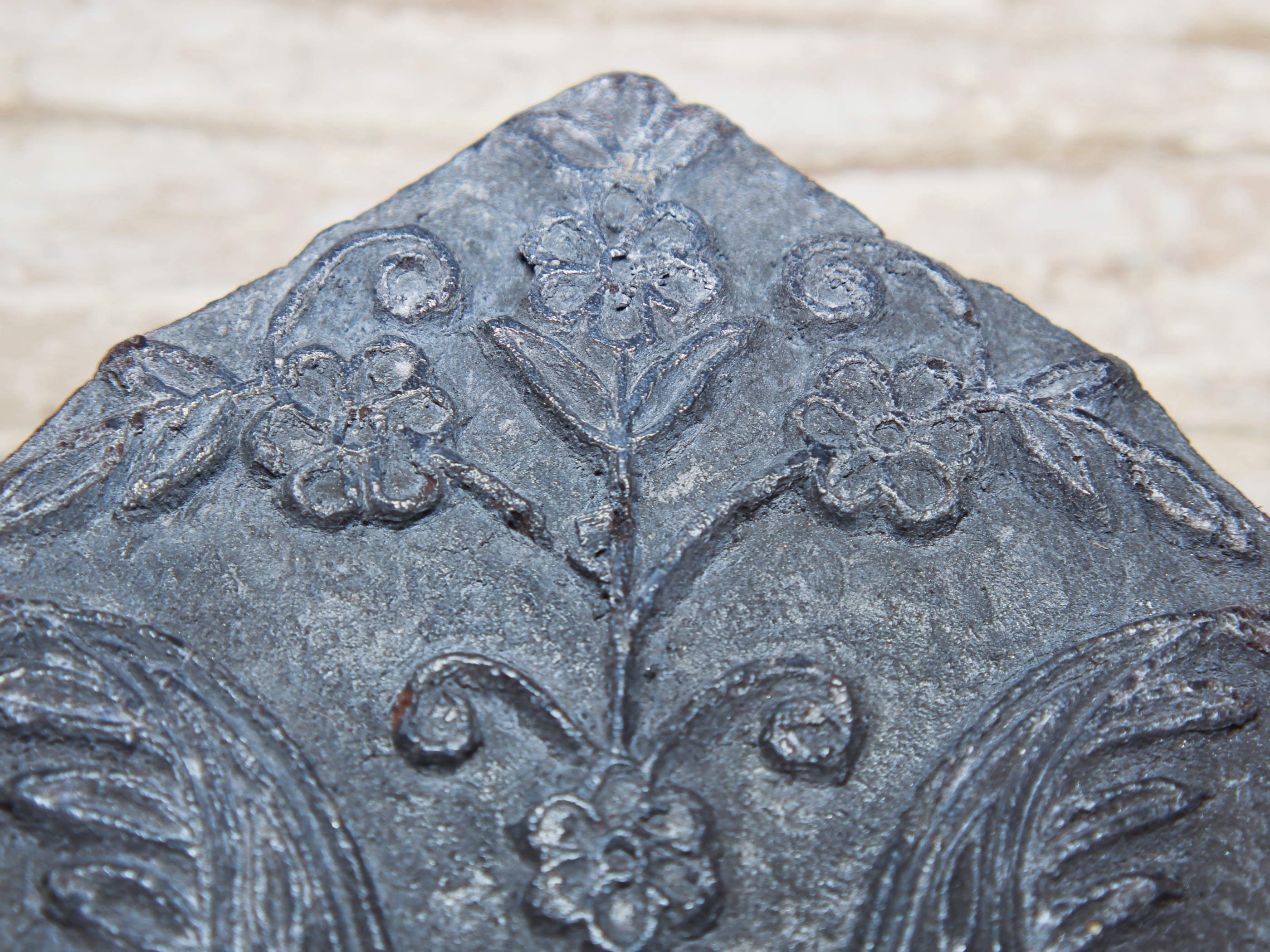 Vecchio timbro artigianale in legno per tessuti usato in India per la tradizionale lavorazione print block. Ricavato da un unico pezzo di legno intagliato.  Dimensioni 15x22 h5cm