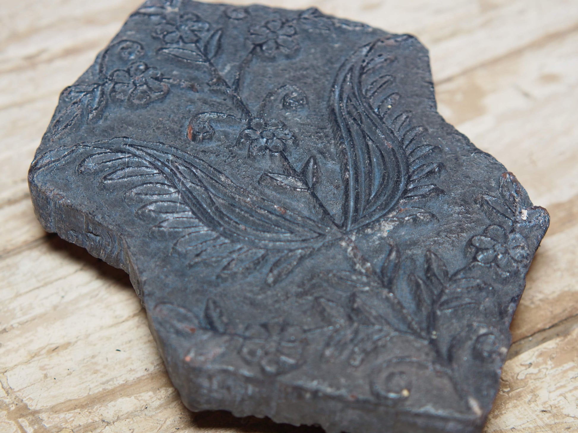 Vecchio timbro artigianale in legno per tessuti usato in India per la tradizionale lavorazione print block. Ricavato da un unico pezzo di legno intagliato.  Dimensioni 15x22 h5cm