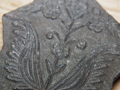 Vecchio timbro artigianale in legno per tessuti usato in India per la tradizionale lavorazione print block. Ricavato da un unico pezzo di legno intagliato.  Dimensioni 15x22 h5cm