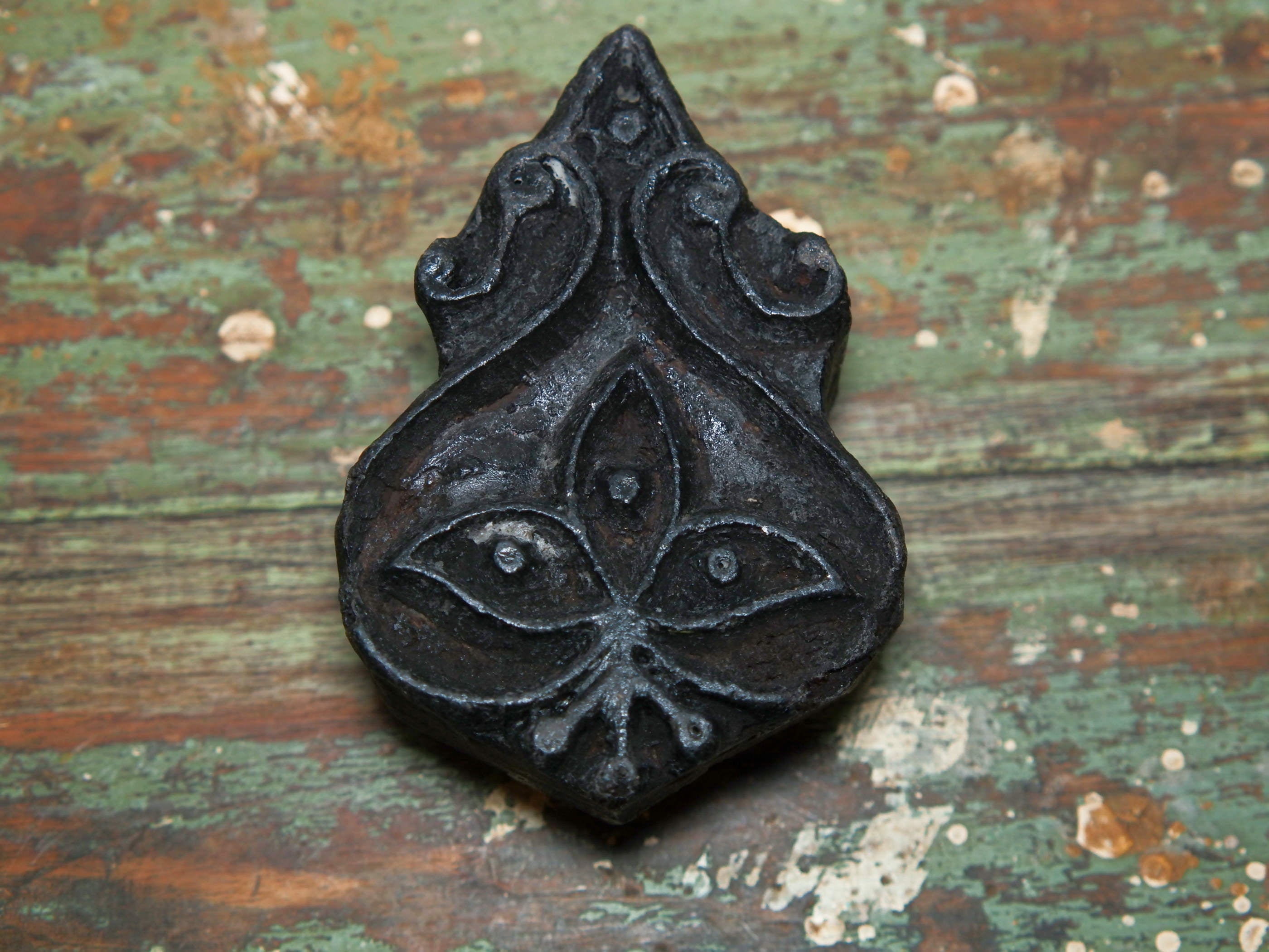 Vecchio timbro artigianale in legno per tessuti usato in India per la tradizionale lavorazione print block. Ricavato da un unico pezzo di legno intagliato.  Dimensioni 8x18 h5cm
