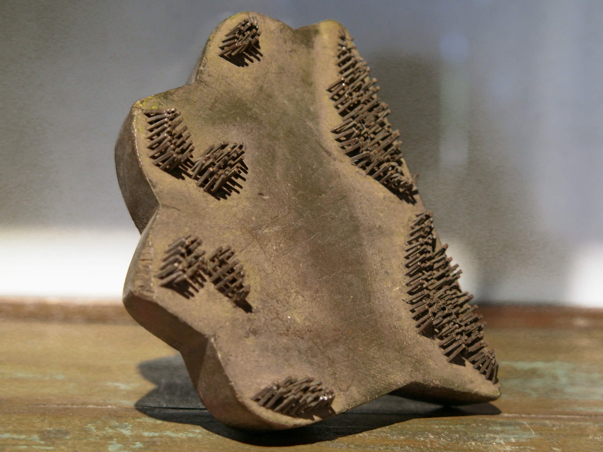 Vecchio timbro artigianale in legno e metallo per tessuti usato in India per la tradizionale lavorazione print block. Ricavato da un unico pezzo di legno con manico posteriore.  Dimensioni 17x14xprof.6cm. 