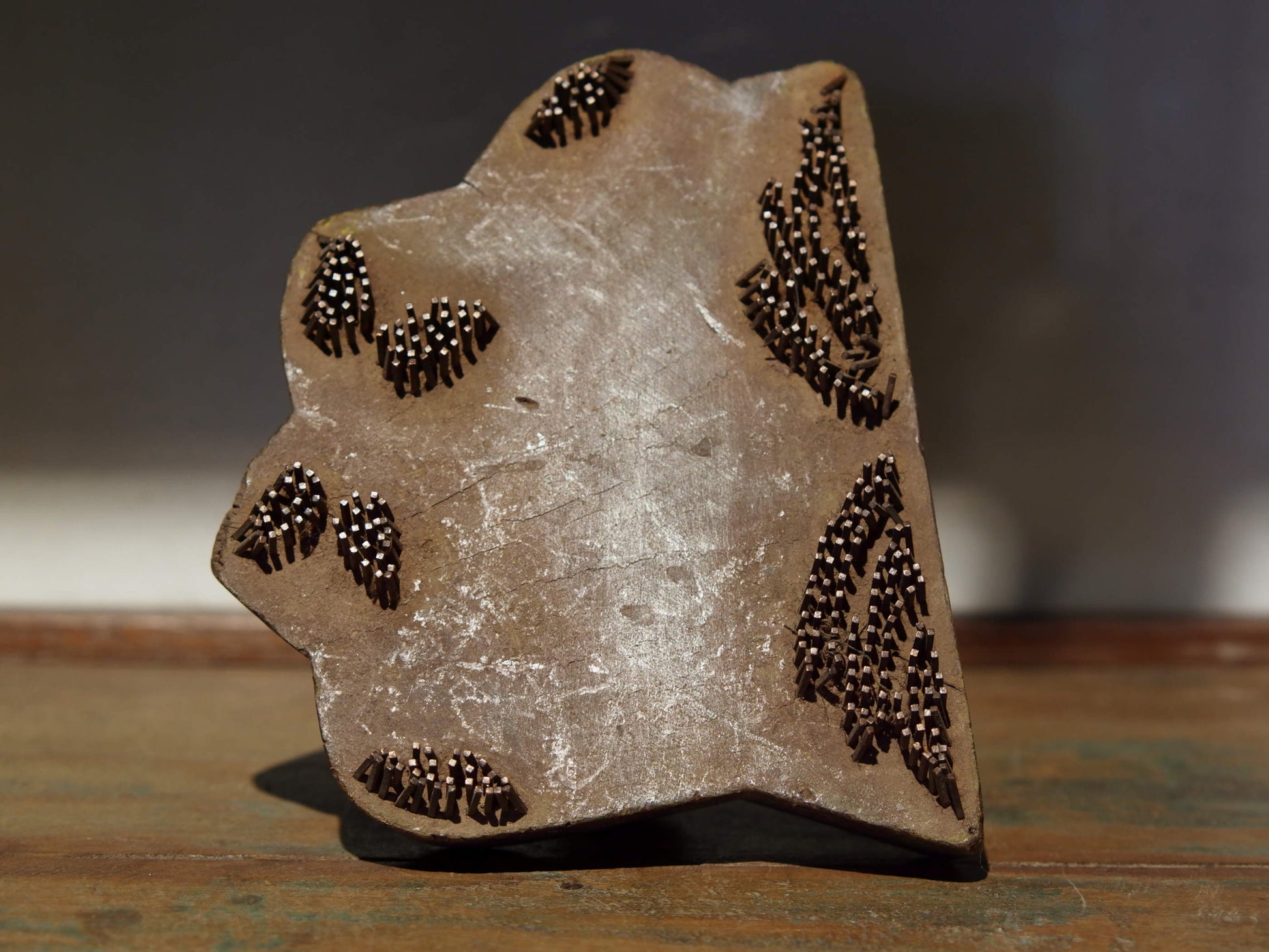 Vecchio timbro artigianale in legno e metallo per tessuti usato in India per la tradizionale lavorazione print block. Ricavato da un unico pezzo di legno con manico posteriore.  Dimensioni 17x14xprof.6cm. 