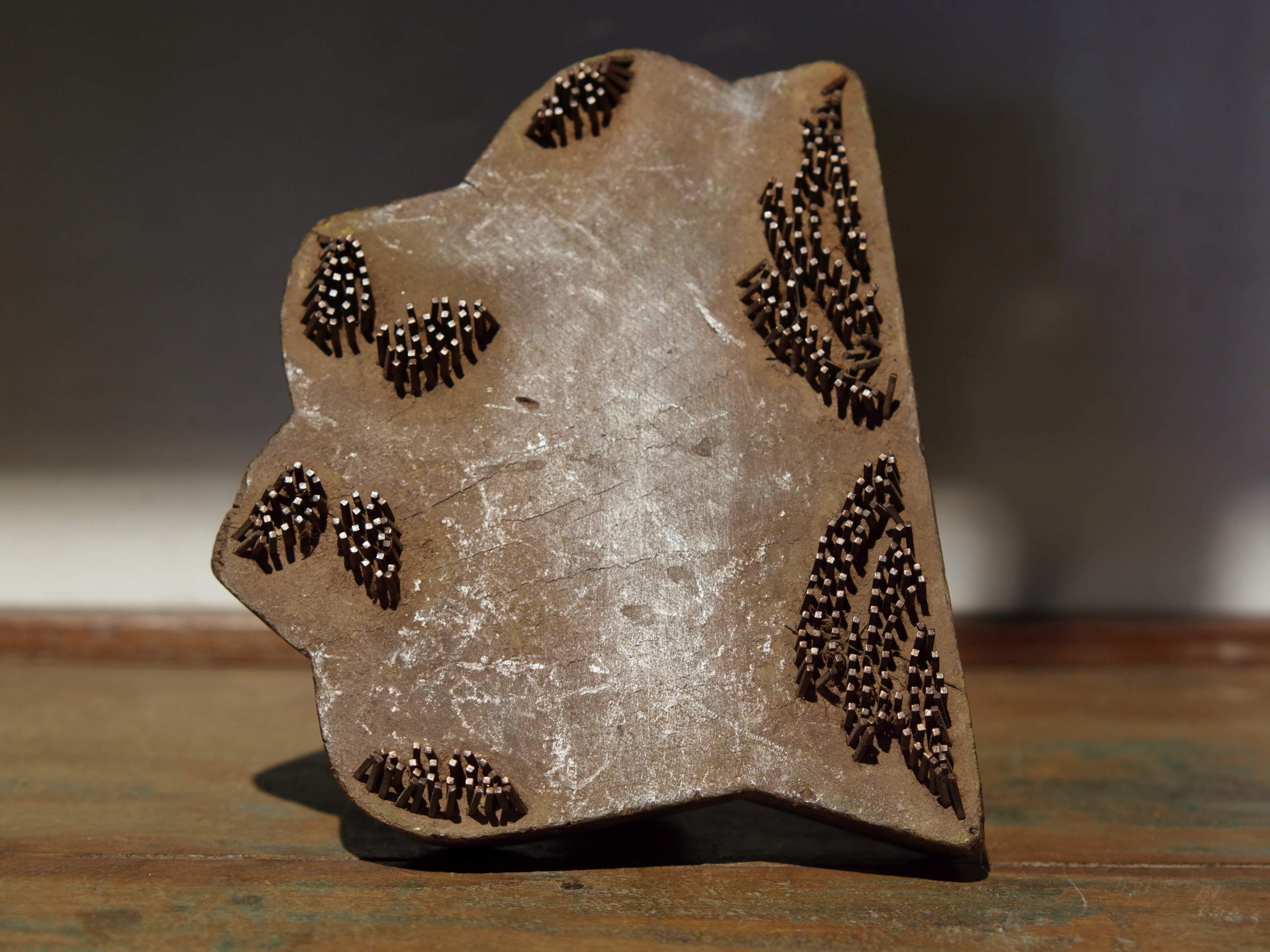 Vecchio timbro artigianale in legno e metallo per tessuti usato in India per la tradizionale lavorazione print block. Ricavato da un unico pezzo di legno con manico posteriore.  Dimensioni 17x14xprof.6cm. 