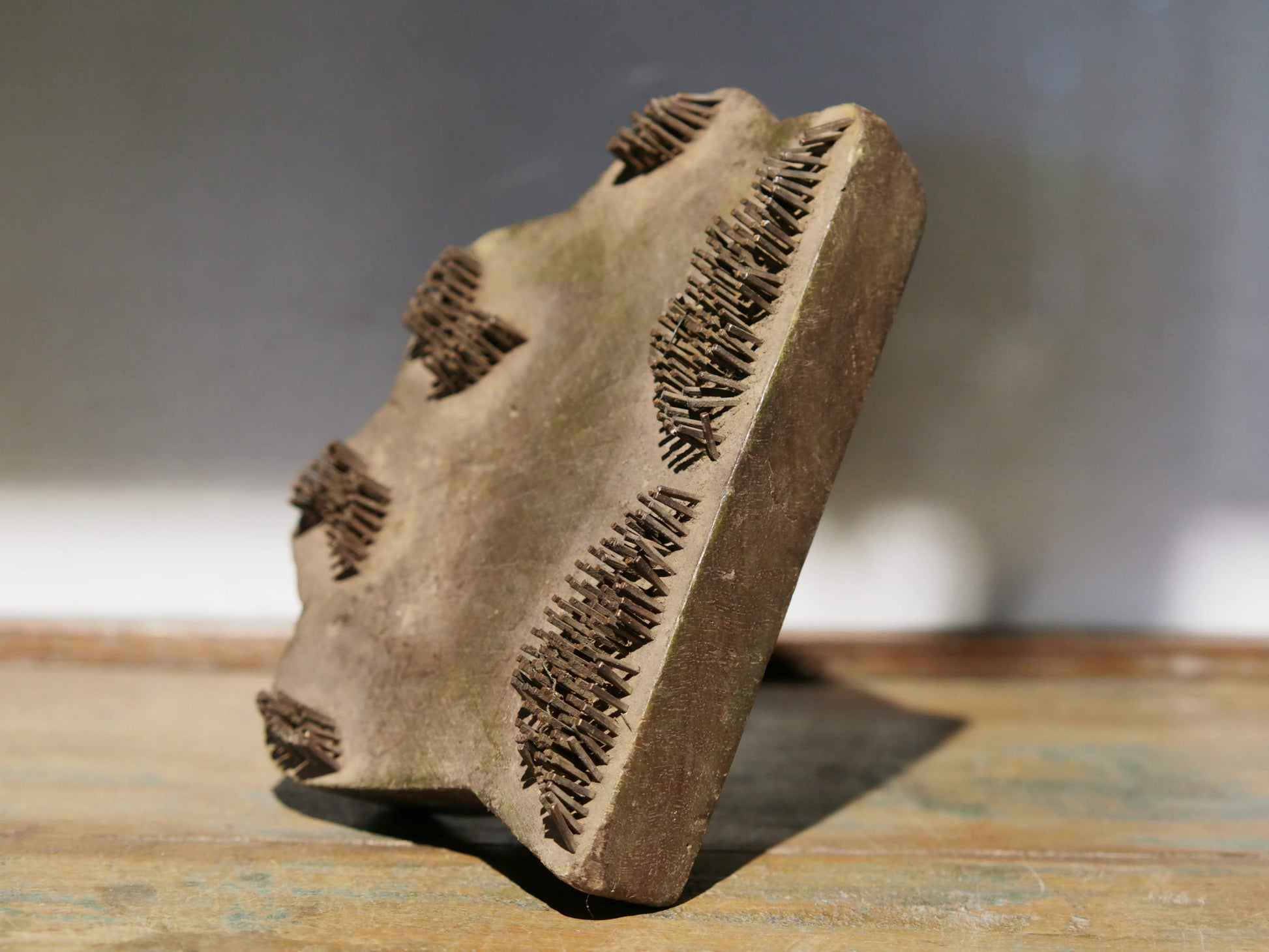 Vecchio timbro artigianale in legno e metallo per tessuti usato in India per la tradizionale lavorazione print block. Ricavato da un unico pezzo di legno con manico posteriore.  Dimensioni 17x14xprof.6cm. 