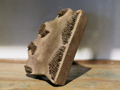 Vecchio timbro artigianale in legno e metallo per tessuti usato in India per la tradizionale lavorazione print block. Ricavato da un unico pezzo di legno con manico posteriore.  Dimensioni 17x14xprof.6cm. 