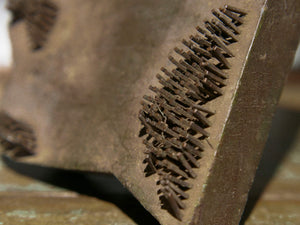 Vecchio timbro artigianale in legno e metallo per tessuti usato in India per la tradizionale lavorazione print block. Ricavato da un unico pezzo di legno con manico posteriore.  Dimensioni 17x14xprof.6cm. 