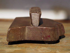 Vecchio timbro artigianale in legno e metallo per tessuti usato in India per la tradizionale lavorazione print block. Ricavato da un unico pezzo di legno con manico posteriore.  Dimensioni 17x14xprof.6cm. 