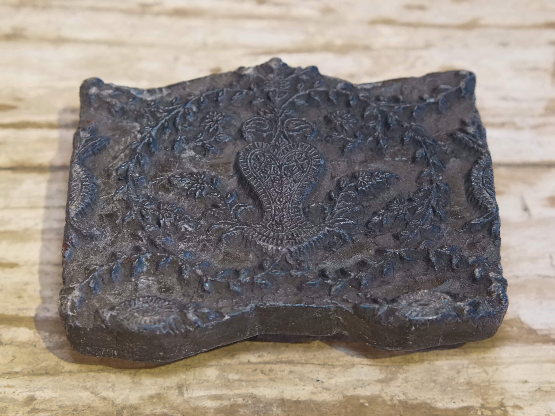 Vecchio timbro artigianale in legno per tessuti usato in India per la tradizionale lavorazione print block. Ricavato da un unico pezzo di legno intagliato.  Dimensioni 16x13 h5cm