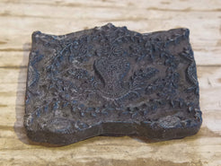 Vecchio timbro artigianale in legno per tessuti usato in India per la tradizionale lavorazione print block. Ricavato da un unico pezzo di legno intagliato.  Dimensioni 16x13 h5cm