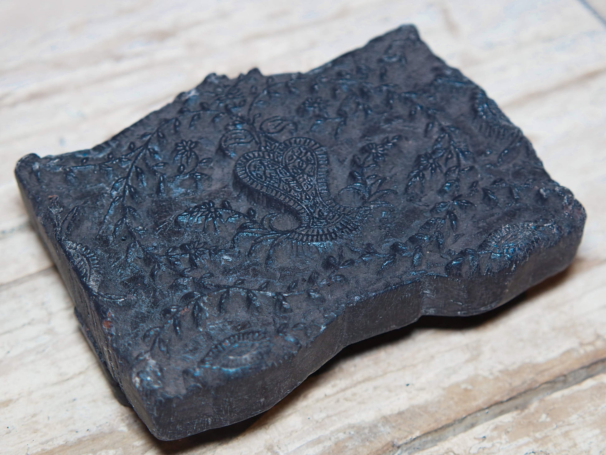 Vecchio timbro artigianale in legno per tessuti usato in India per la tradizionale lavorazione print block. Ricavato da un unico pezzo di legno intagliato.  Dimensioni 16x13 h5cm
