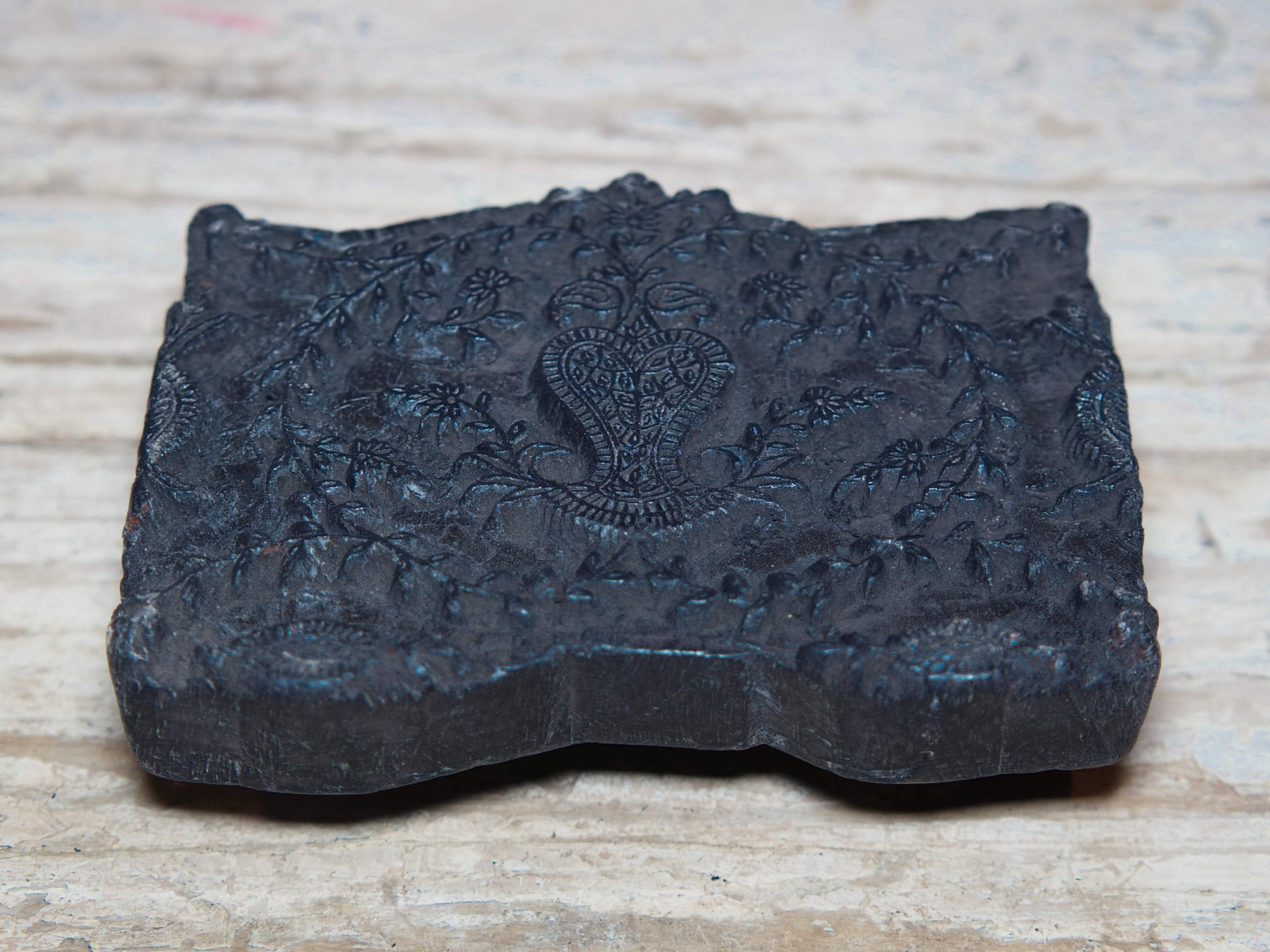 Vecchio timbro artigianale in legno per tessuti usato in India per la tradizionale lavorazione print block. Ricavato da un unico pezzo di legno intagliato.  Dimensioni 16x13 h5cm