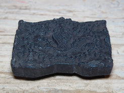 Vecchio timbro artigianale in legno per tessuti usato in India per la tradizionale lavorazione print block. Ricavato da un unico pezzo di legno intagliato.  Dimensioni 16x13 h5cm