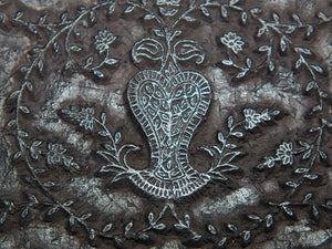 Vecchio timbro artigianale in legno per tessuti usato in India per la tradizionale lavorazione print block. Ricavato da un unico pezzo di legno intagliato.  Dimensioni 16x13 h5cm