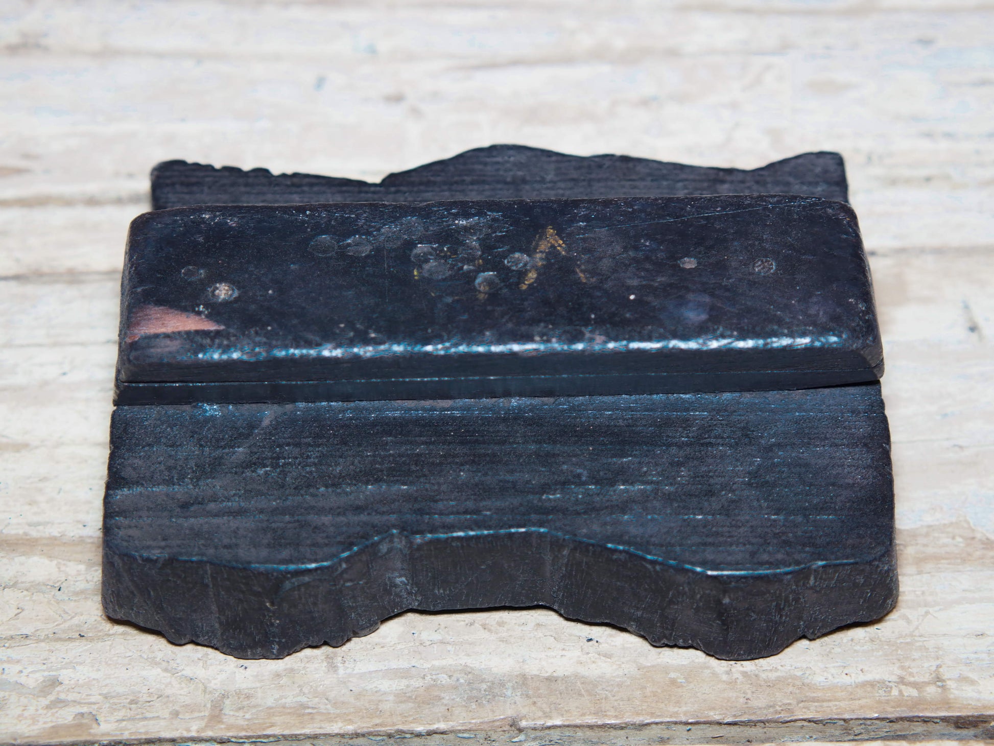 Vecchio timbro artigianale in legno per tessuti usato in India per la tradizionale lavorazione print block. Ricavato da un unico pezzo di legno intagliato.  Dimensioni 16x13 h5cm