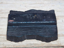 Carica l&#39;immagine nel visualizzatore di Gallery, Vecchio timbro artigianale in legno per tessuti usato in India per la tradizionale lavorazione print block. Ricavato da un unico pezzo di legno intagliato.  Dimensioni 16x13 h5cm