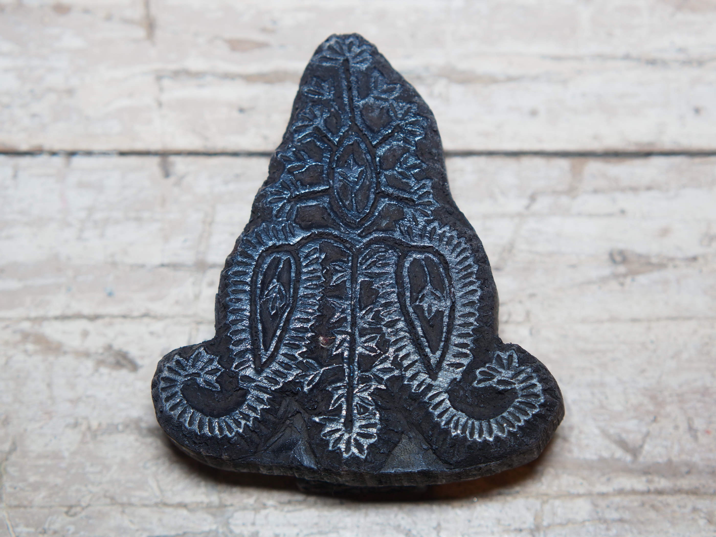Vecchio timbro artigianale in legno per tessuti usato in India per la tradizionale lavorazione print block. Ricavato da un unico pezzo di legno intagliato.  Dimensioni 10x12 h5cm