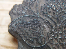 Carica l&#39;immagine nel visualizzatore di Gallery, Vecchio timbro artigianale in legno per tessuti usato in India per la tradizionale lavorazione print block. Ricavato da un unico pezzo di legno intagliato.  Dimensioni 13x20 h5cm