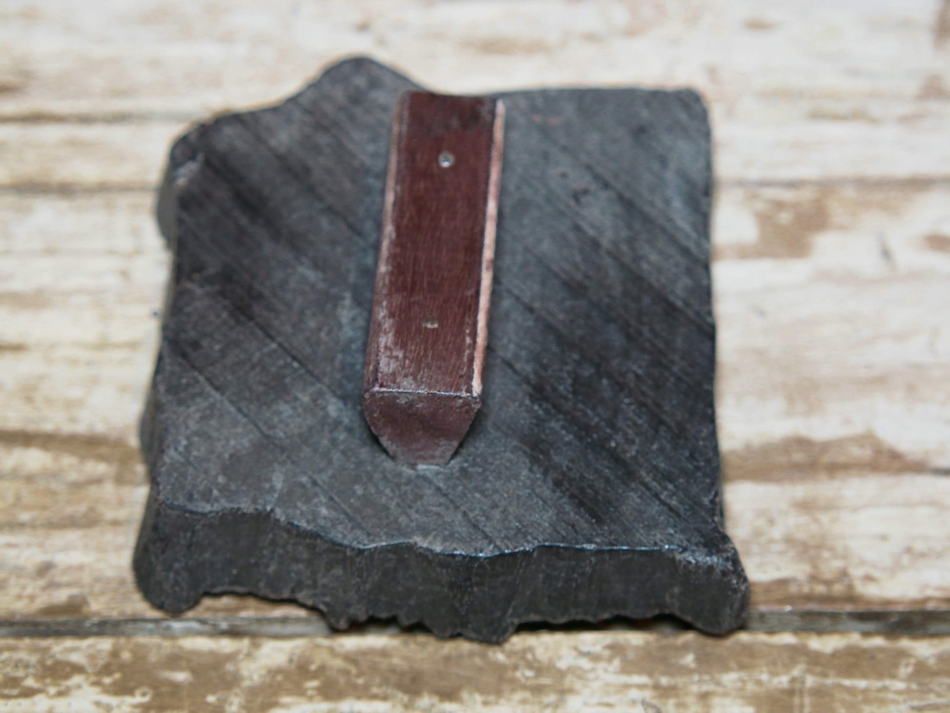 Vecchio timbro artigianale in legno per tessuti usato in India per la tradizionale lavorazione print block. Ricavato da un unico pezzo di legno intagliato.  Dimensioni 13x15 h5cm