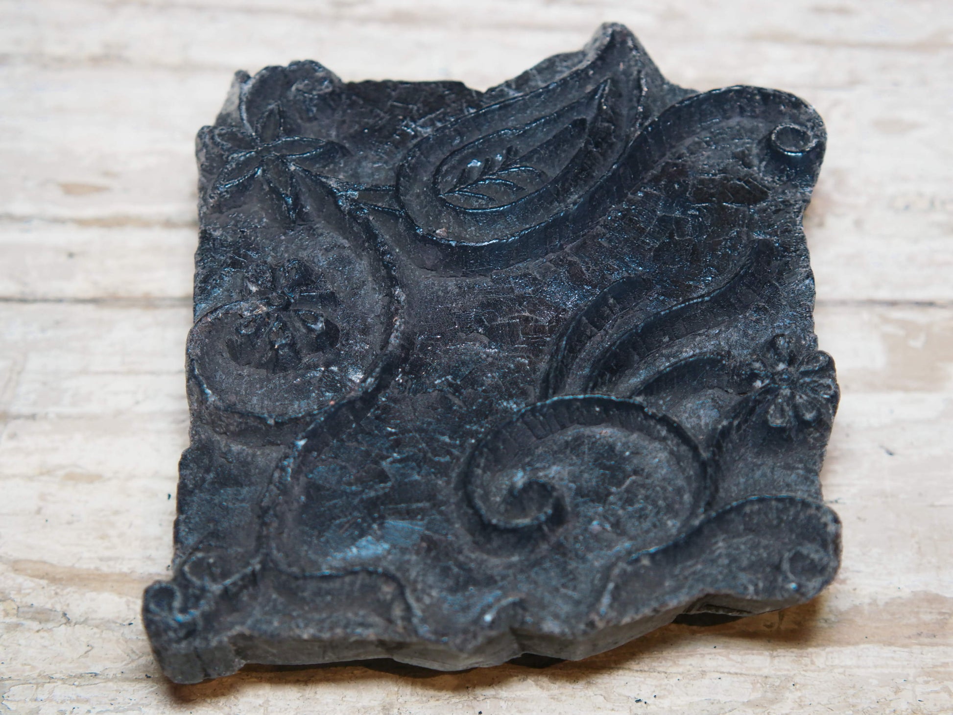 Vecchio timbro artigianale in legno per tessuti usato in India per la tradizionale lavorazione print block. Ricavato da un unico pezzo di legno intagliato.  Dimensioni 13x15 h5cm