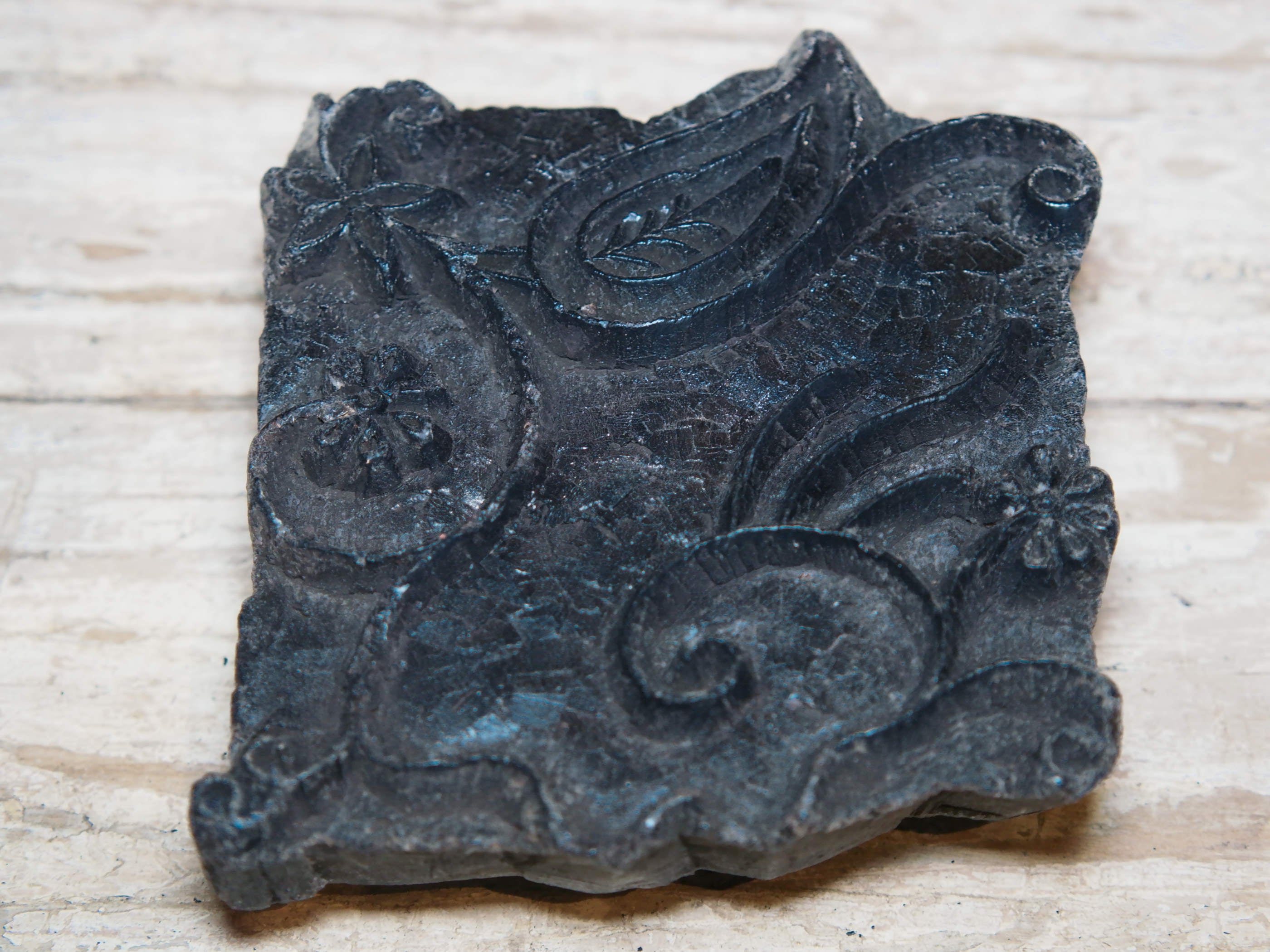 Vecchio timbro artigianale in legno per tessuti usato in India per la tradizionale lavorazione print block. Ricavato da un unico pezzo di legno intagliato.  Dimensioni 13x15 h5cm