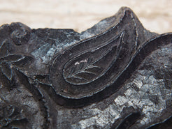 Vecchio timbro artigianale in legno per tessuti usato in India per la tradizionale lavorazione print block. Ricavato da un unico pezzo di legno intagliato.  Dimensioni 13x15 h5cm