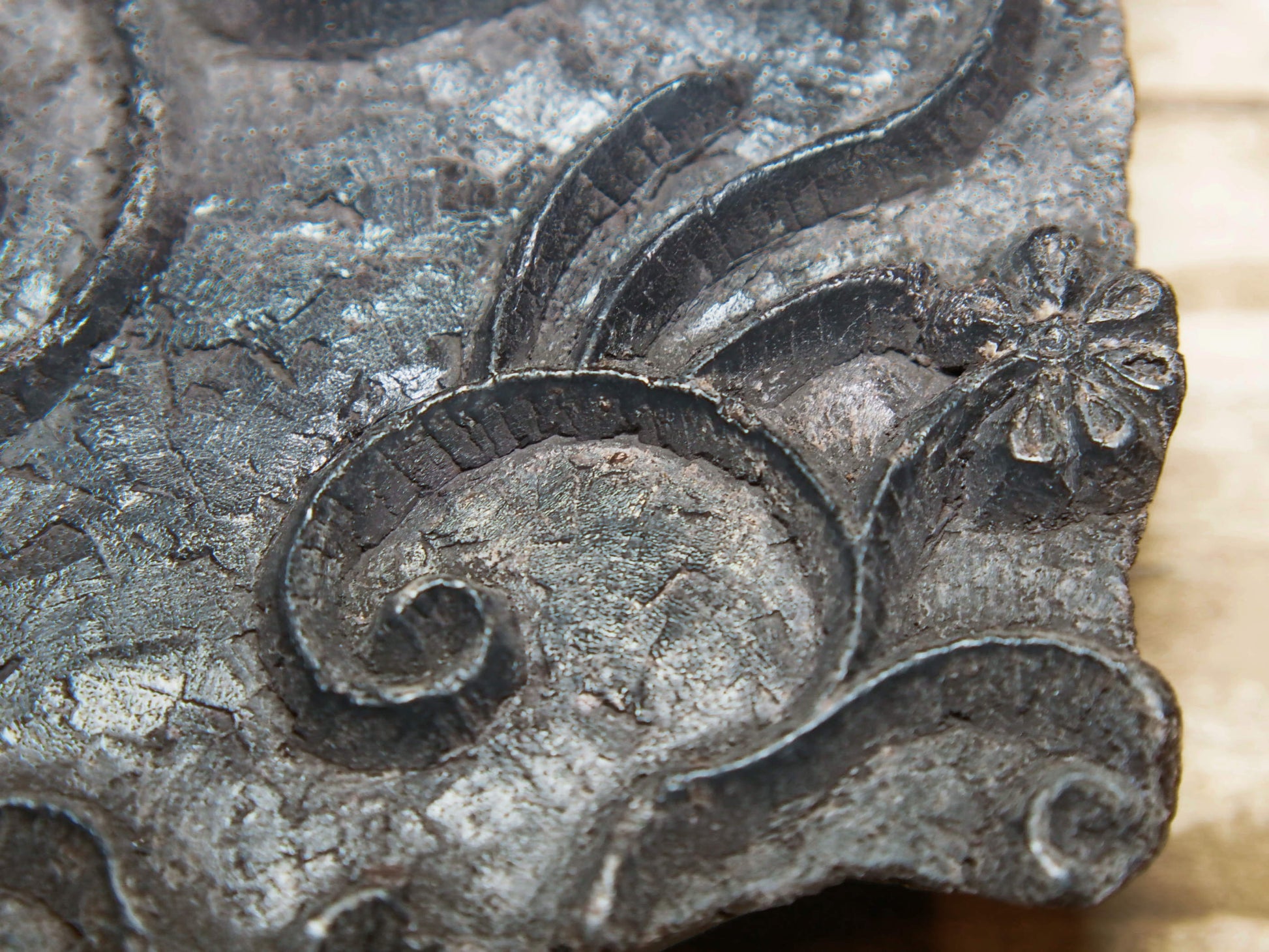 Vecchio timbro artigianale in legno per tessuti usato in India per la tradizionale lavorazione print block. Ricavato da un unico pezzo di legno intagliato.  Dimensioni 13x15 h5cm