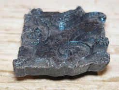 Vecchio timbro artigianale in legno per tessuti usato in India per la tradizionale lavorazione print block. Ricavato da un unico pezzo di legno intagliato.  Dimensioni 13x15 h5cm