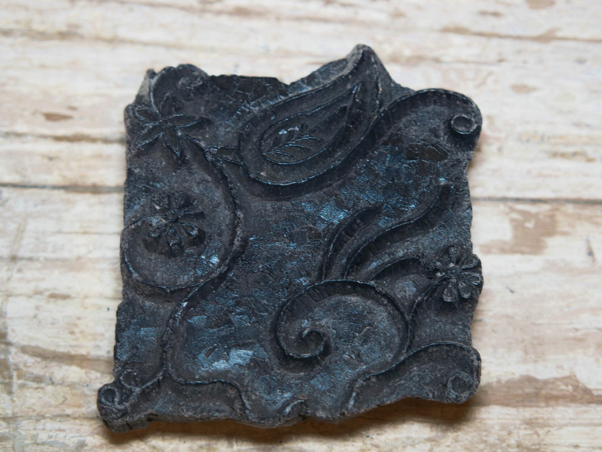 Vecchio timbro artigianale in legno per tessuti usato in India per la tradizionale lavorazione print block. Ricavato da un unico pezzo di legno intagliato.  Dimensioni 13x15 h5cm
