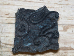 Vecchio timbro artigianale in legno per tessuti usato in India per la tradizionale lavorazione print block. Ricavato da un unico pezzo di legno intagliato.  Dimensioni 13x15 h5cm