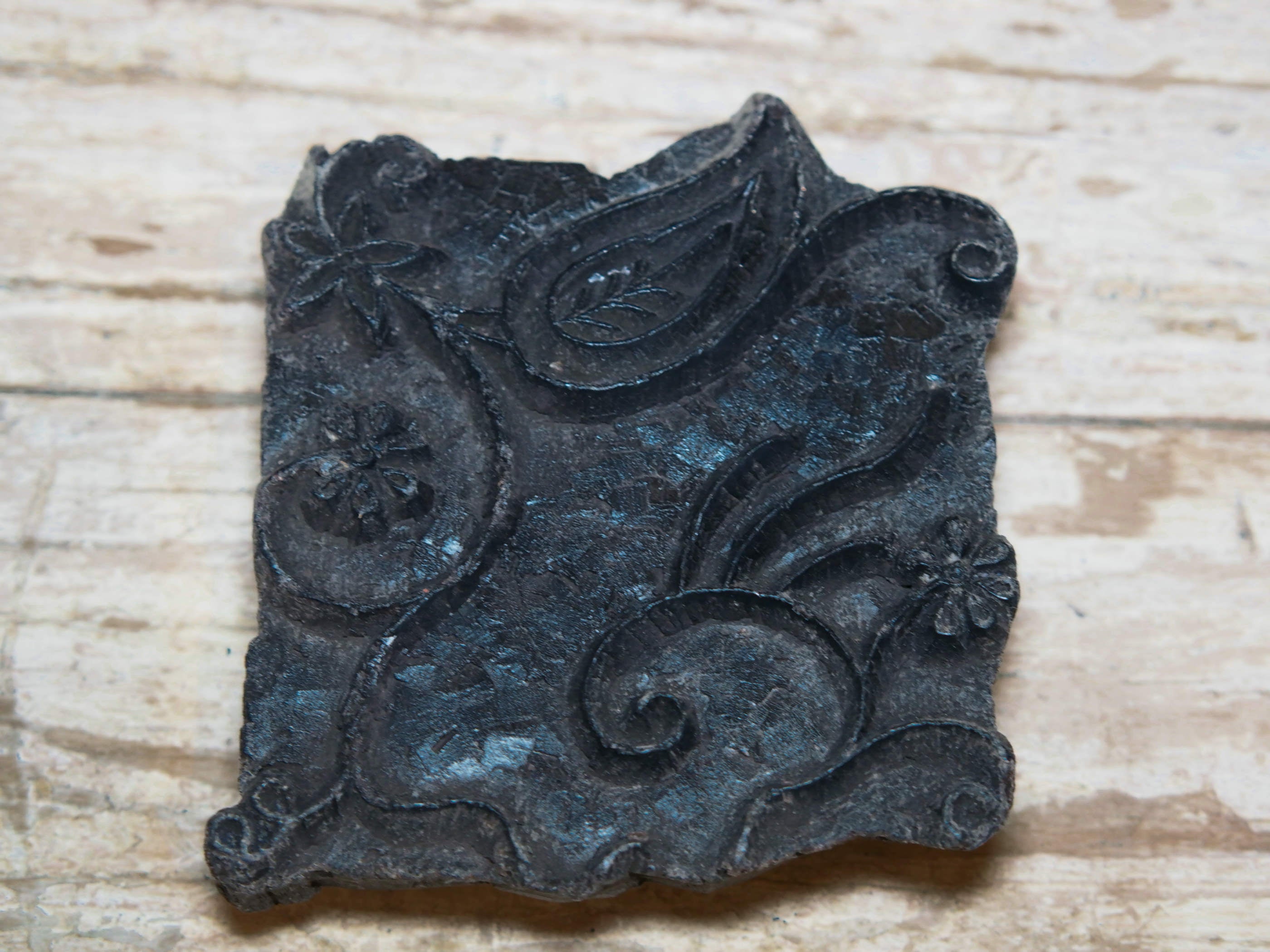 Vecchio timbro artigianale in legno per tessuti usato in India per la tradizionale lavorazione print block. Ricavato da un unico pezzo di legno intagliato.  Dimensioni 13x15 h5cm