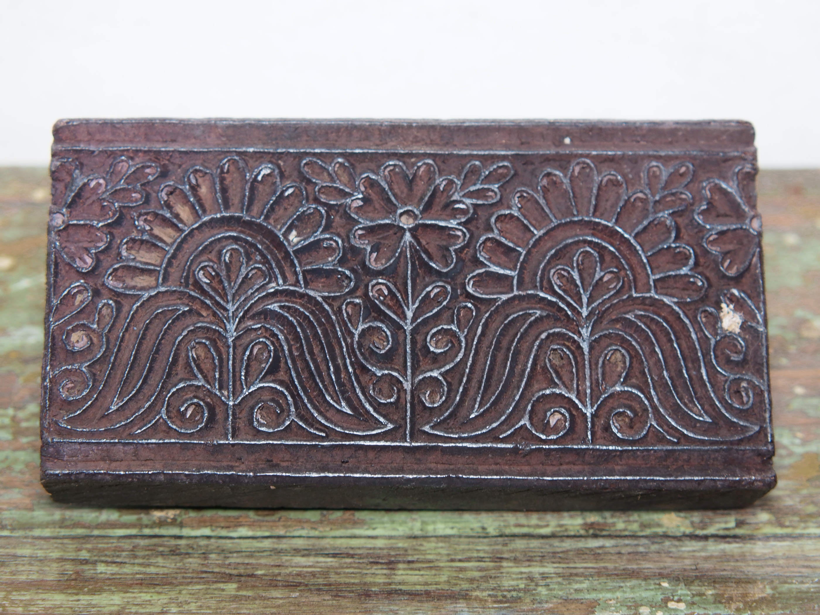 vecchio timbro artigianale in legno per tessuti usato in India per la tradizionale lavorazione print block. ricavato da un unico pezzo di legno intagliato.  dimensioni 9x18 h5cm