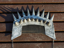 Carica l&#39;immagine nel visualizzatore di Gallery, Addobbo per capelli, corona, tiara con fiori di origine tribale miao .  Databile anni 60, pezzo unico lavorato a mano .  Dimensioni misure 19 x 14 (con catenelle 32 ) x 7 cm  per info e ulteriori foto  watshapp 3338778241 mail info@etniko.it seguiteci su pinterest, facebook, instagram    etnikobycrosato