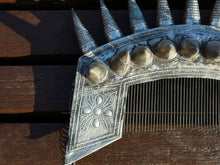 Carica l&#39;immagine nel visualizzatore di Gallery, Addobbo per capelli, corona, tiara con fiori di origine tribale miao .  Databile anni 60, pezzo unico lavorato a mano .  Dimensioni misure 19 x 14 (con catenelle 32 ) x 7 cm  per info e ulteriori foto  watshapp 3338778241 mail info@etniko.it seguiteci su pinterest, facebook, instagram    etnikobycrosato
