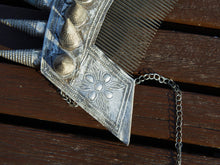 Carica l&#39;immagine nel visualizzatore di Gallery, Addobbo per capelli, corona, tiara con fiori di origine tribale miao .  Databile anni 60, pezzo unico lavorato a mano .  Dimensioni misure 19 x 14 (con catenelle 32 ) x 7 cm  per info e ulteriori foto  watshapp 3338778241 mail info@etniko.it seguiteci su pinterest, facebook, instagram    etnikobycrosato