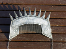Carica l&#39;immagine nel visualizzatore di Gallery, Addobbo per capelli, corona, tiara con fiori di origine tribale miao .  Databile anni 60, pezzo unico lavorato a mano .  Dimensioni misure 19 x 14 (con catenelle 32 ) x 7 cm  per info e ulteriori foto  watshapp 3338778241 mail info@etniko.it seguiteci su pinterest, facebook, instagram    etnikobycrosato