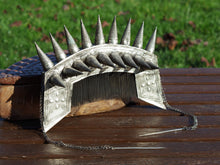 Carica l&#39;immagine nel visualizzatore di Gallery, Addobbo per capelli, corona, tiara con fiori di origine tribale miao .  Databile anni 60, pezzo unico lavorato a mano .  Dimensioni misure 19 x 14 (con catenelle 32 ) x 7 cm  per info e ulteriori foto  watshapp 3338778241 mail info@etniko.it seguiteci su pinterest, facebook, instagram    etnikobycrosato