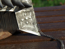 Carica l&#39;immagine nel visualizzatore di Gallery, Addobbo per capelli, corona, tiara con fiori di origine tribale miao .  Databile anni 60, pezzo unico lavorato a mano .  Dimensioni misure 19 x 14 (con catenelle 32 ) x 7 cm  per info e ulteriori foto  watshapp 3338778241 mail info@etniko.it seguiteci su pinterest, facebook, instagram    etnikobycrosato