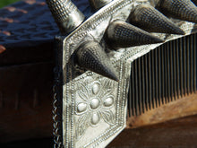 Carica l&#39;immagine nel visualizzatore di Gallery, Addobbo per capelli, corona, tiara con fiori di origine tribale miao .  Databile anni 60, pezzo unico lavorato a mano .  Dimensioni misure 19 x 14 (con catenelle 32 ) x 7 cm  per info e ulteriori foto  watshapp 3338778241 mail info@etniko.it seguiteci su pinterest, facebook, instagram    etnikobycrosato