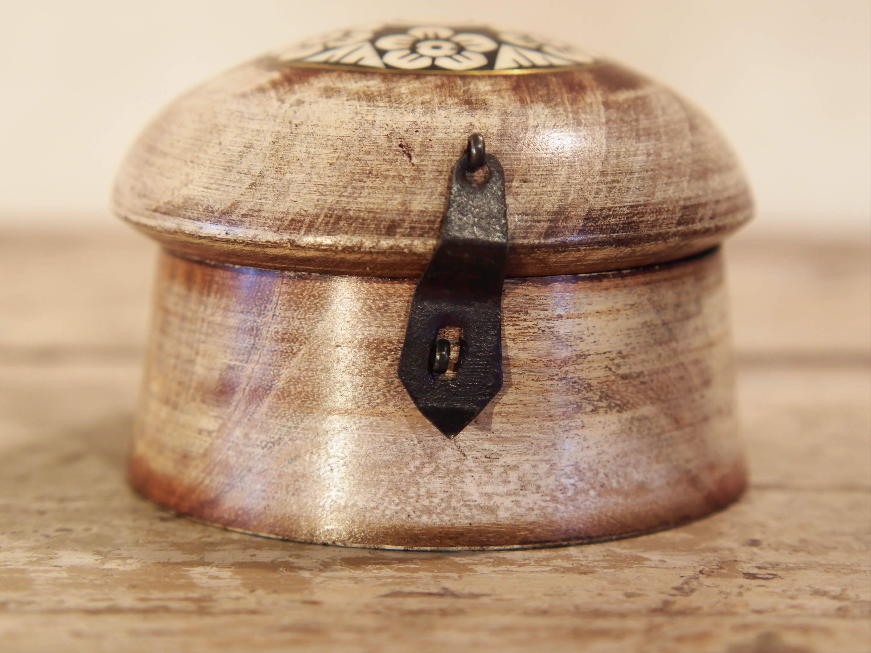 Box Tikka, Scatolina Indiana Con Coperchio Laccata In Legno Di Teak. Costruiti Artigianalmente Con Un Unico Tronco Di Legno. Inserti Floreali Intarsiati In Osso, Con Bordo In Ottone Incastonato. Ideale come svuotasche, portagioie... Dimensioni Diametro 9,5 h7,5cm.   per ulteriori info o foto di vari modelli disponibili info@etniko.it facebook, ig, etsy : etnikobycrosato watshapp 0039 3338772841   