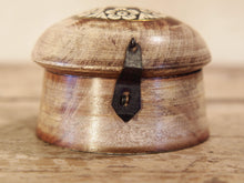 Carica l&#39;immagine nel visualizzatore di Gallery, Box Tikka, Scatolina Indiana Con Coperchio Laccata In Legno Di Teak. Costruiti Artigianalmente Con Un Unico Tronco Di Legno. Inserti Floreali Intarsiati In Osso, Con Bordo In Ottone Incastonato. Ideale come svuotasche, portagioie... Dimensioni Diametro 9,5 h7,5cm.   per ulteriori info o foto di vari modelli disponibili info@etniko.it facebook, ig, etsy : etnikobycrosato watshapp 0039 3338772841   