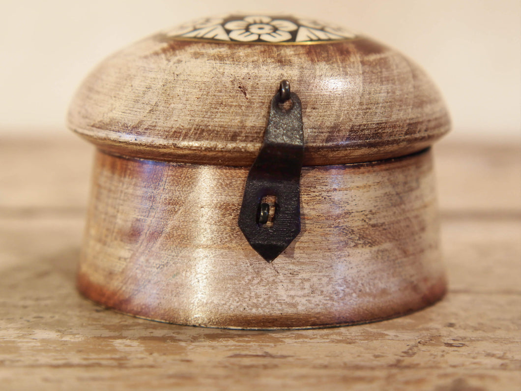 Box Tikka, Scatolina Indiana Con Coperchio Laccata In Legno Di Teak. Costruiti Artigianalmente Con Un Unico Tronco Di Legno. Inserti Floreali Intarsiati In Osso, Con Bordo In Ottone Incastonato. Ideale come svuotasche, portagioie... Dimensioni Diametro 9,5 h7,5cm.   per ulteriori info o foto di vari modelli disponibili info@etniko.it facebook, ig, etsy : etnikobycrosato watshapp 0039 3338772841   