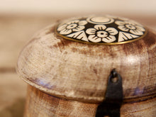 Carica l&#39;immagine nel visualizzatore di Gallery, Box Tikka, Scatolina Indiana Con Coperchio Laccata In Legno Di Teak. Costruiti Artigianalmente Con Un Unico Tronco Di Legno. Inserti Floreali Intarsiati In Osso, Con Bordo In Ottone Incastonato. Ideale come svuotasche, portagioie... Dimensioni Diametro 9,5 h7,5cm.   per ulteriori info o foto di vari modelli disponibili info@etniko.it facebook, ig, etsy : etnikobycrosato watshapp 0039 3338772841   