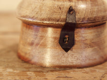 Carica l&#39;immagine nel visualizzatore di Gallery, Box Tikka, Scatolina Indiana Con Coperchio Laccata In Legno Di Teak. Costruiti Artigianalmente Con Un Unico Tronco Di Legno. Inserti Floreali Intarsiati In Osso, Con Bordo In Ottone Incastonato. Ideale come svuotasche, portagioie... Dimensioni Diametro 9,5 h7,5cm.   per ulteriori info o foto di vari modelli disponibili info@etniko.it facebook, ig, etsy : etnikobycrosato watshapp 0039 3338772841   