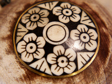 Carica l&#39;immagine nel visualizzatore di Gallery, Box Tikka, Scatolina Indiana Con Coperchio Laccata In Legno Di Teak. Costruiti Artigianalmente Con Un Unico Tronco Di Legno. Inserti Floreali Intarsiati In Osso, Con Bordo In Ottone Incastonato. Ideale come svuotasche, portagioie... Dimensioni Diametro 9,5 h7,5cm.   per ulteriori info o foto di vari modelli disponibili info@etniko.it facebook, ig, etsy : etnikobycrosato watshapp 0039 3338772841   