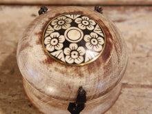 Carica l&#39;immagine nel visualizzatore di Gallery, Box Tikka, Scatolina Indiana Con Coperchio Laccata In Legno Di Teak. Costruiti Artigianalmente Con Un Unico Tronco Di Legno. Inserti Floreali Intarsiati In Osso, Con Bordo In Ottone Incastonato. Ideale come svuotasche, portagioie... Dimensioni Diametro 9,5 h7,5cm.   per ulteriori info o foto di vari modelli disponibili info@etniko.it facebook, ig, etsy : etnikobycrosato watshapp 0039 3338772841   